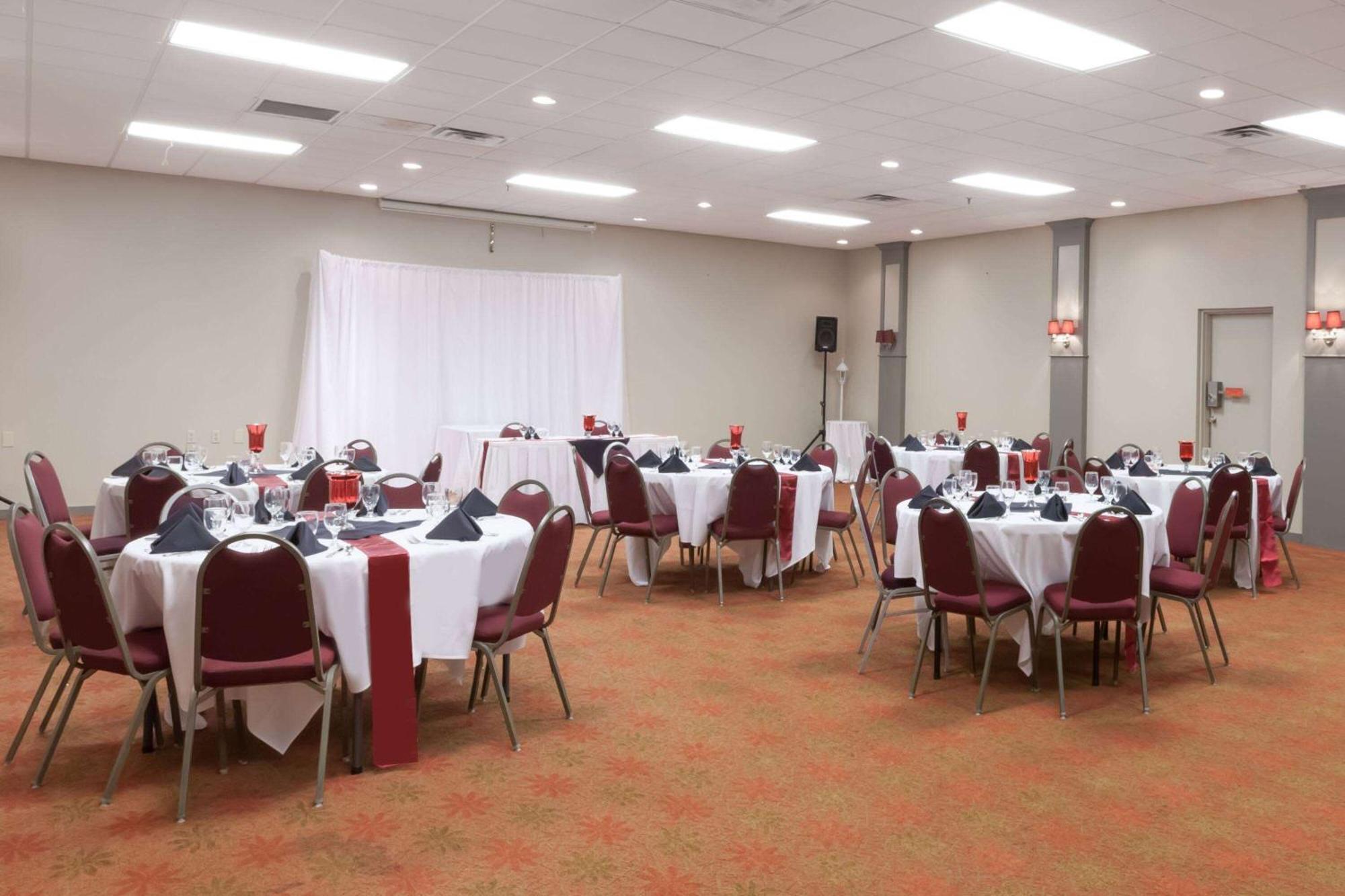 Ramada By Wyndham Hotel New Iberia